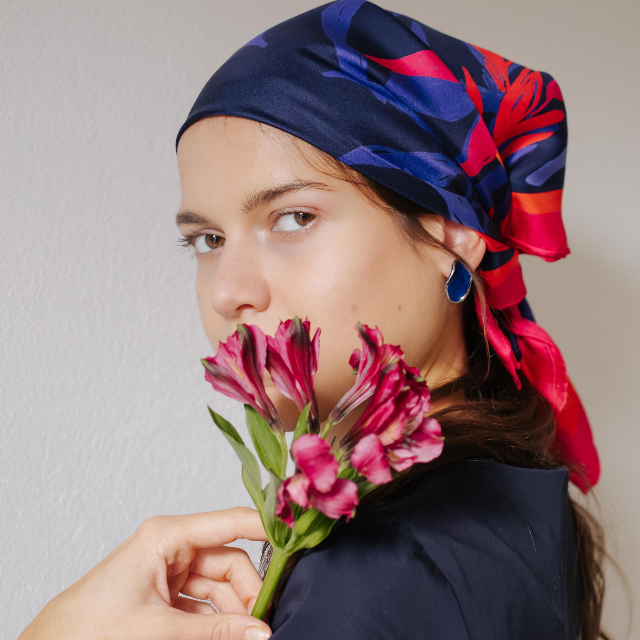 Lángoló virágok selyemkendő